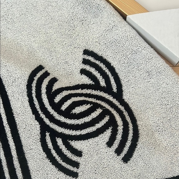 CHANEL Tennis Set with Black and White Accents - Picture 4 of 8